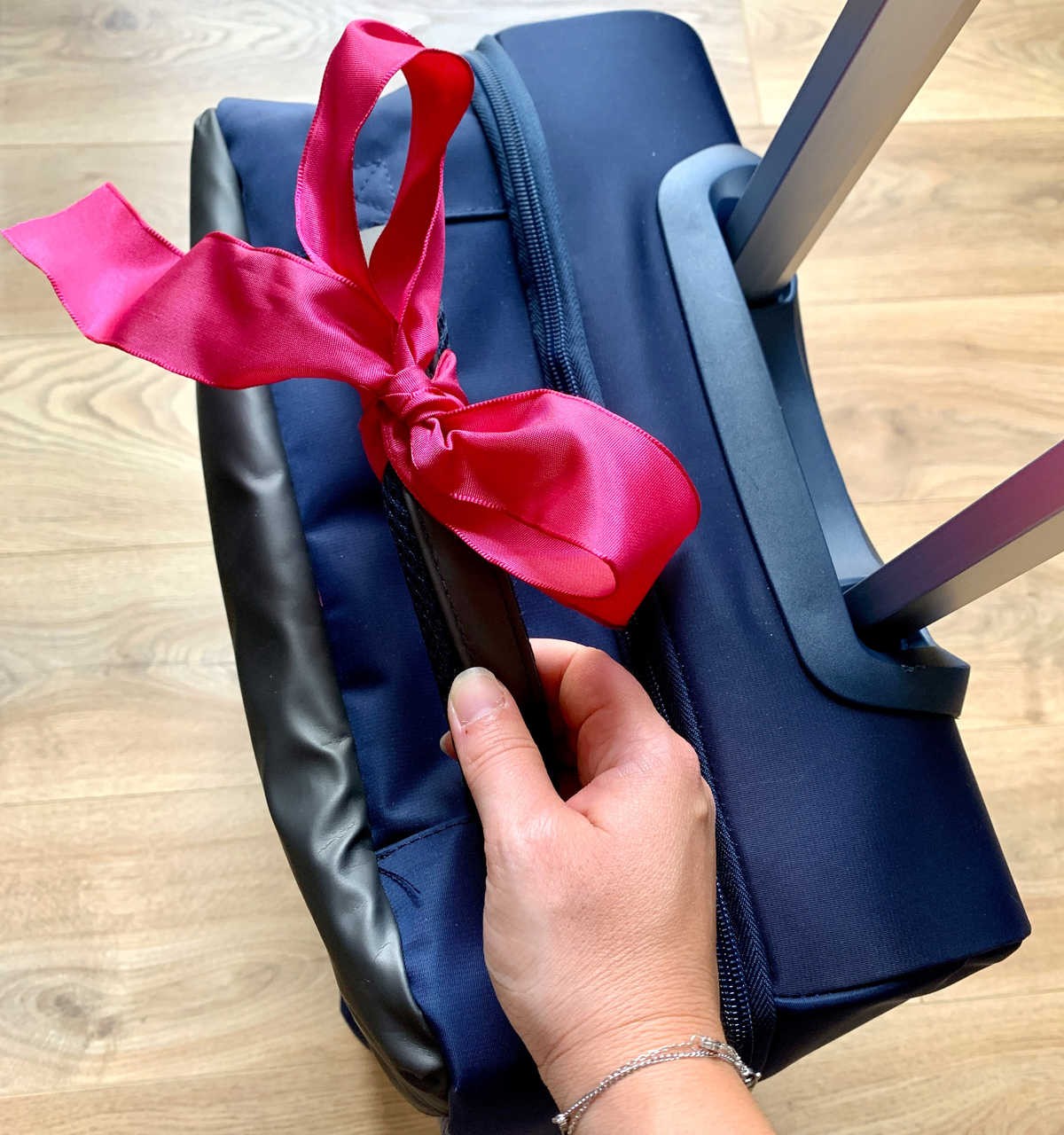 Tie a Colored Bow on Your Suitcase to Distinguish It