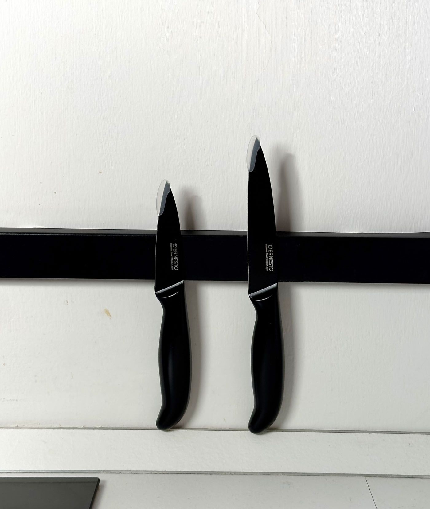 Use A Magnetic Strip For Your Knives