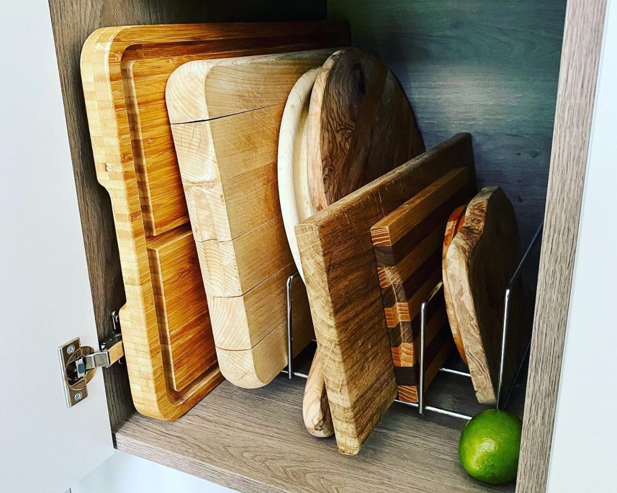 Chopping Board with Metal Bakeware Stand